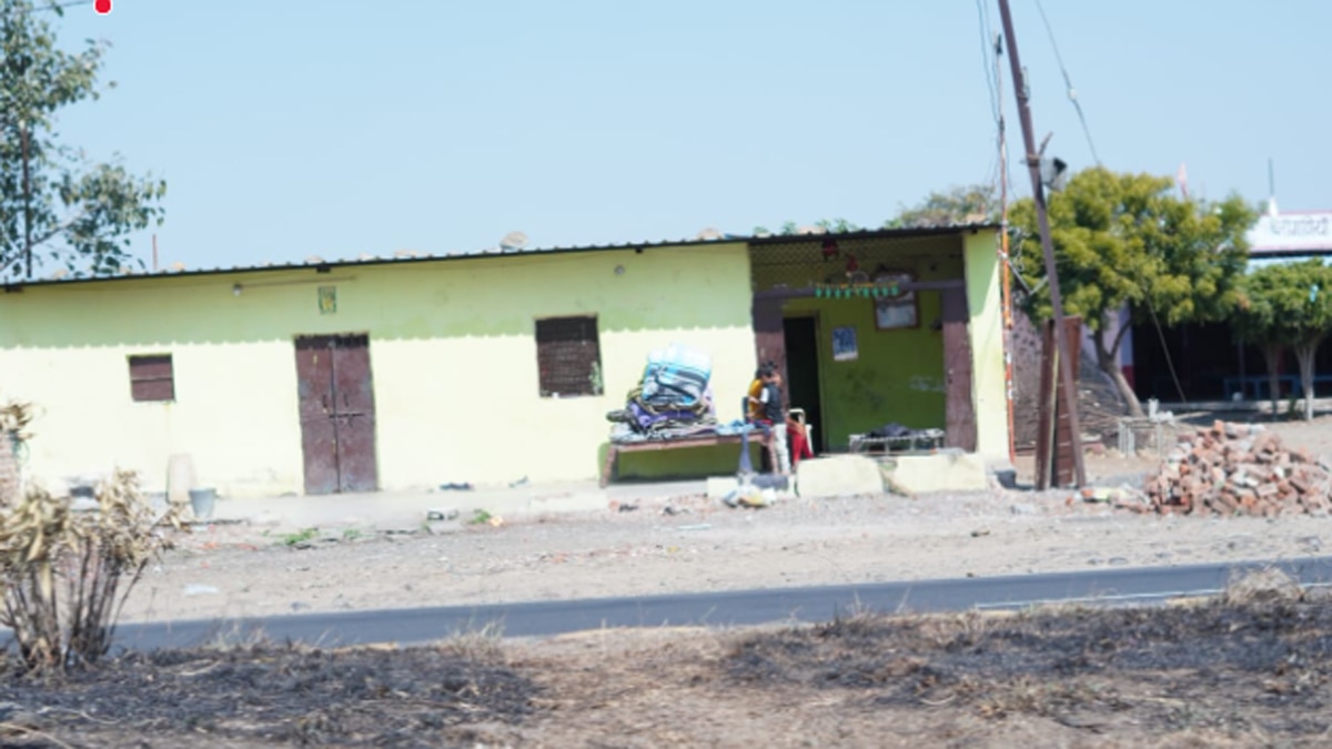 पुलिस वाहन क्षतिग्रस्त हुए तो वहीं चार पुलिसकर्मी को पत्थर भी लगे.