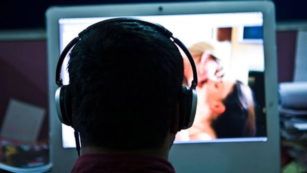 पोर्न देखते थे महिला-पुरुष स्टाफ