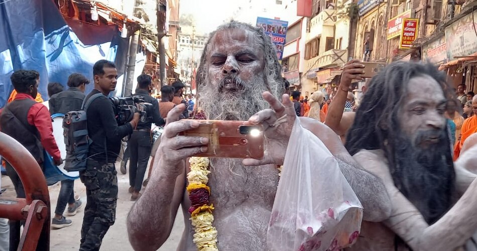 पहले साधु-संत करते हैं शाही स्नान
