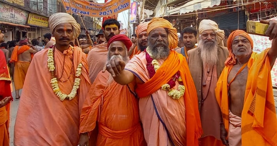 शाही स्नान सुबह 4 बजे शुरू होता है