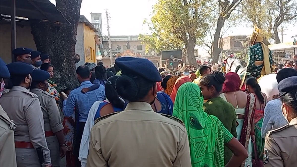 पुलिस सुरक्षा में दलित दूल्हा घोड़ी पर चढ़कर बारात लेकर निकला (फोटो- गोपी घांघर)