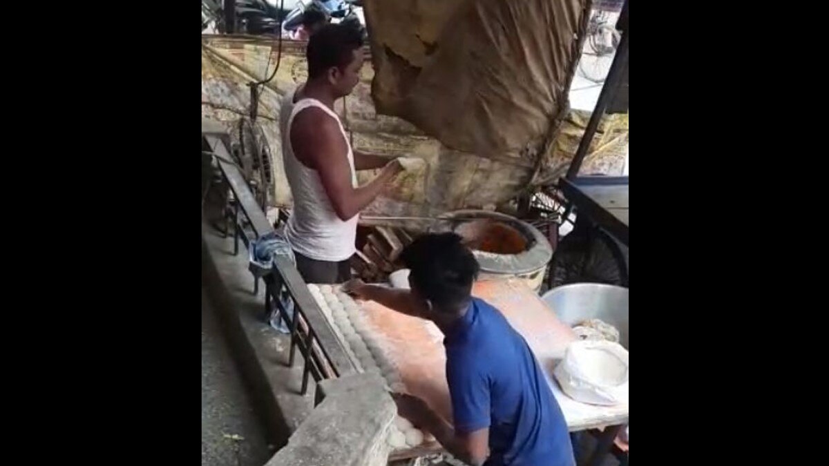  तंदूरी रोटी पर थूक लगाता शख्स (फोटो- वायरल वीडियो ग्रैब)