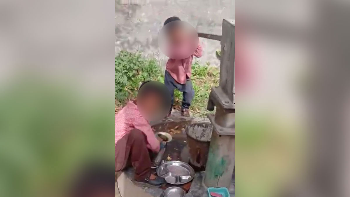  सरकारी स्कूल में बच्चों का झाड़ू और बर्तन धोने वाला वीडियो वायरल
