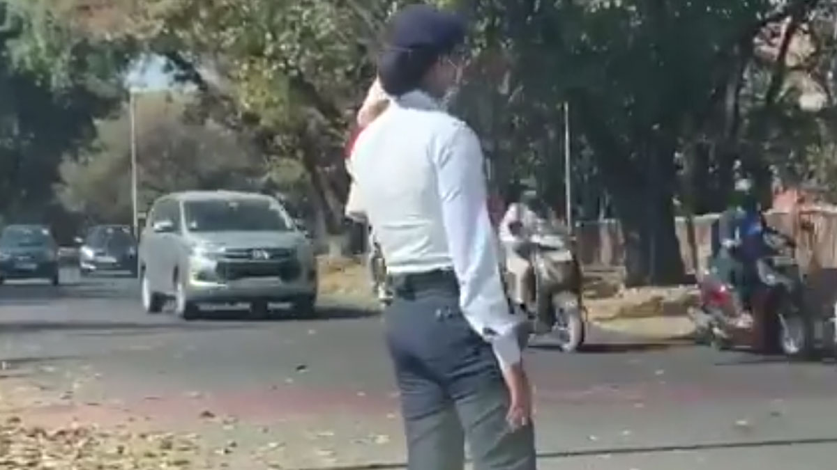 बच्‍चे को गोद में लेकर ट्रैफिक ड्यूटी कर रही थी महिला कांस्टेबल (फोटो- मनजीत सहगल)