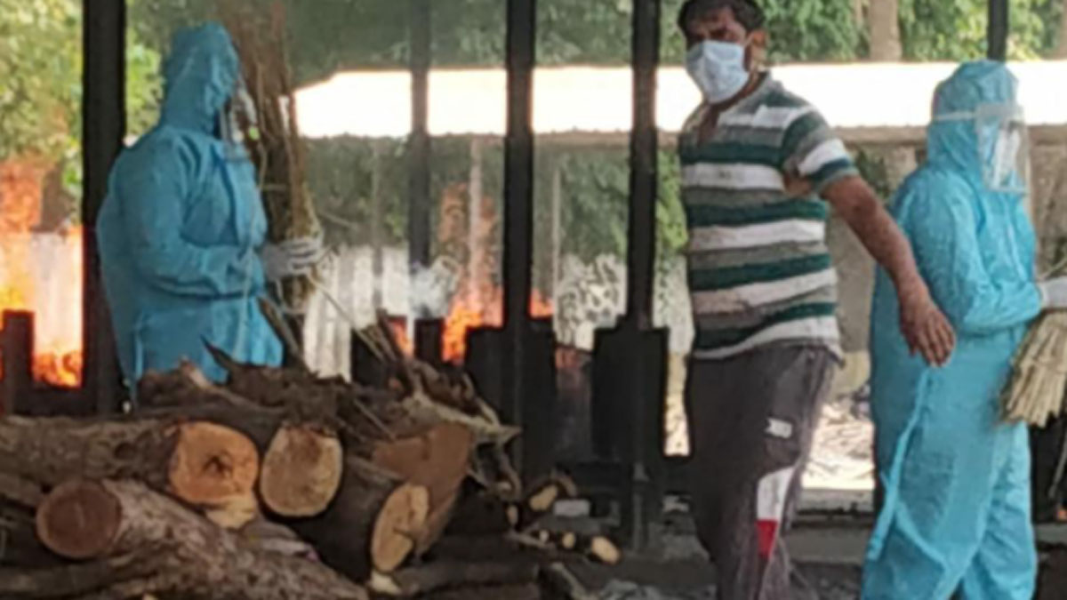 सूर्यास्त के बाद रात 10 बजे तक जल रही हैं लाशें