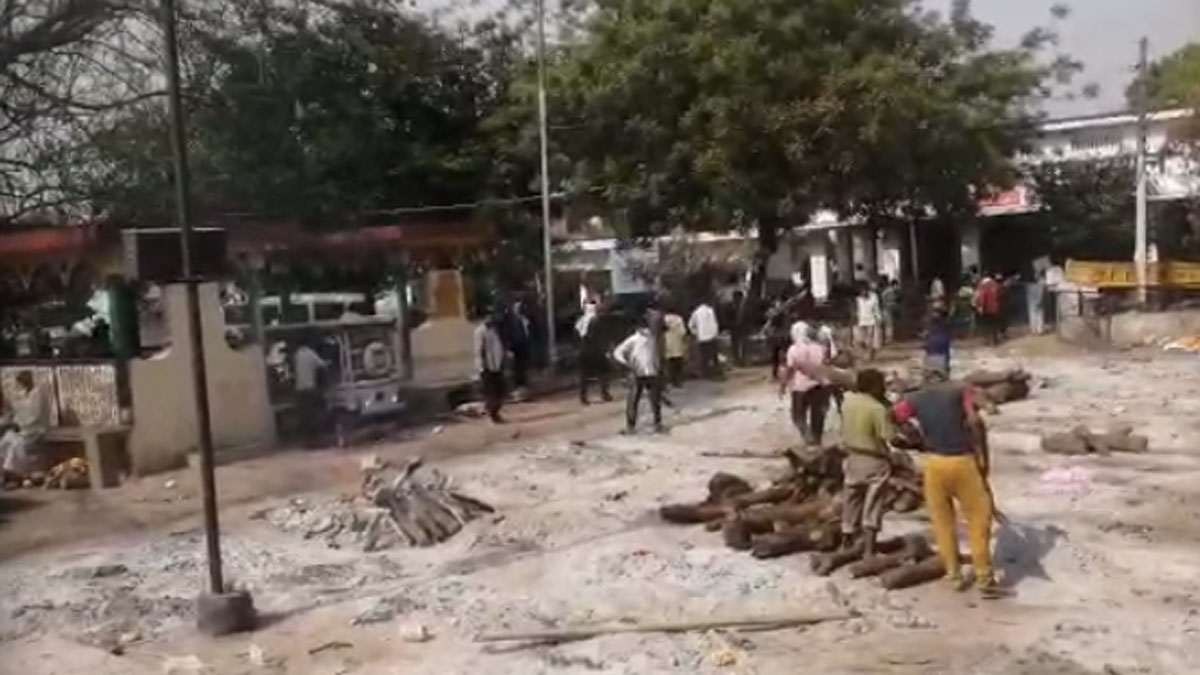  श्मशान घाट पर दाह संस्कार के लिए जगह कम पड़ रही है 