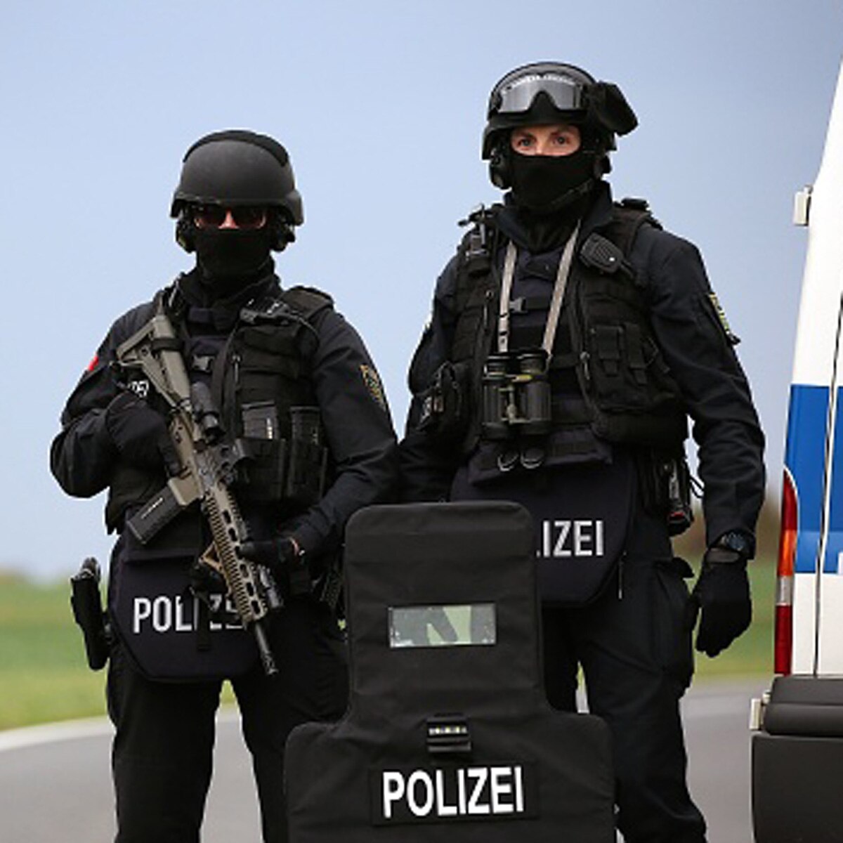 man kills girlfriend