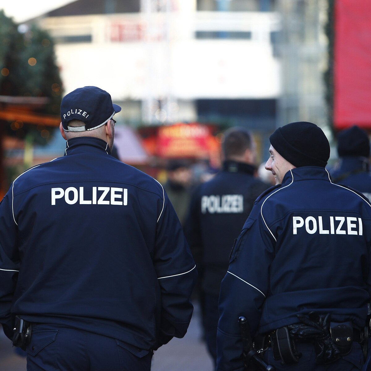 man kills girlfriend