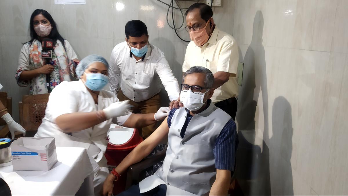 तीसरे फेज में 45 साल से अधिक उम्र के लोगों को लगेगा टीका (फोटो- आजतक)