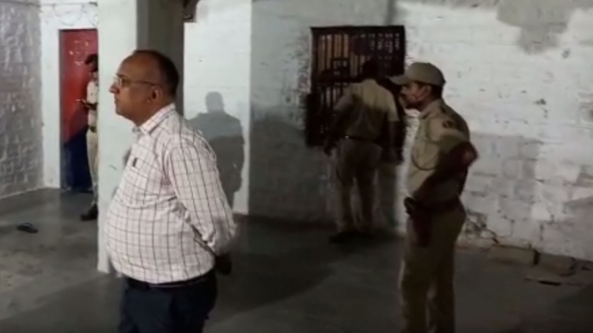 गार्ड की आंख में मिर्ची पाउडर डालकर 16 कैदी फरार 