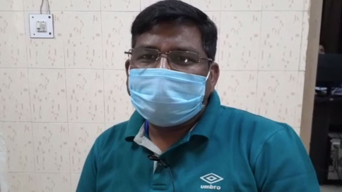 नहीं मिली स्ट्रेचर, मां को पीठ पर लेकर डॉक्टर के पास पहुंचा शख्स 