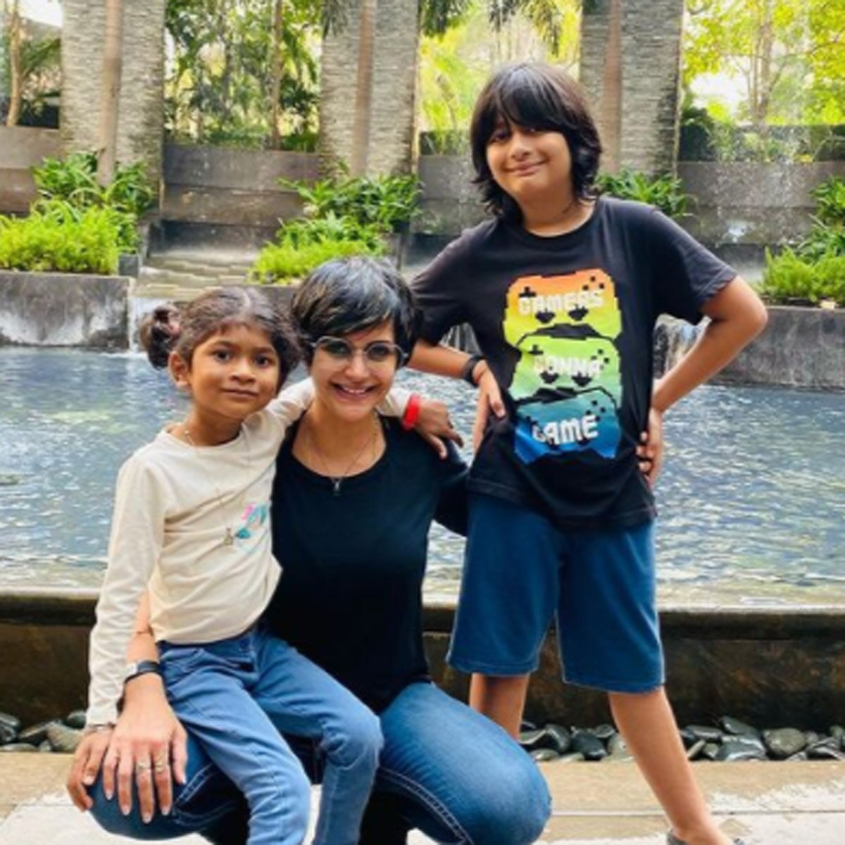 मंद‍िरा बेदी दोनों बच्चों के साथ 