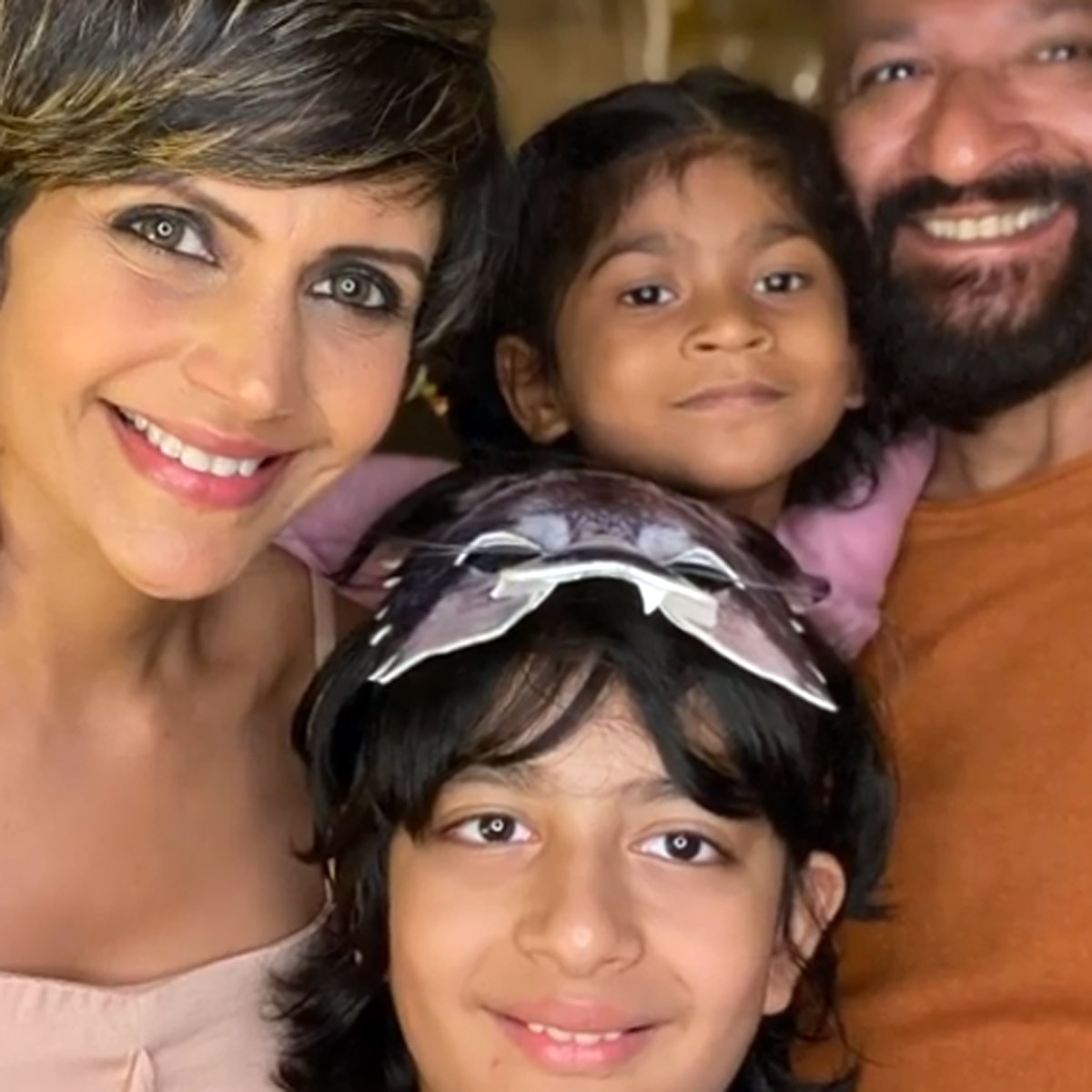मंद‍िरा बेदी पति और दोनों बच्चों के साथ 