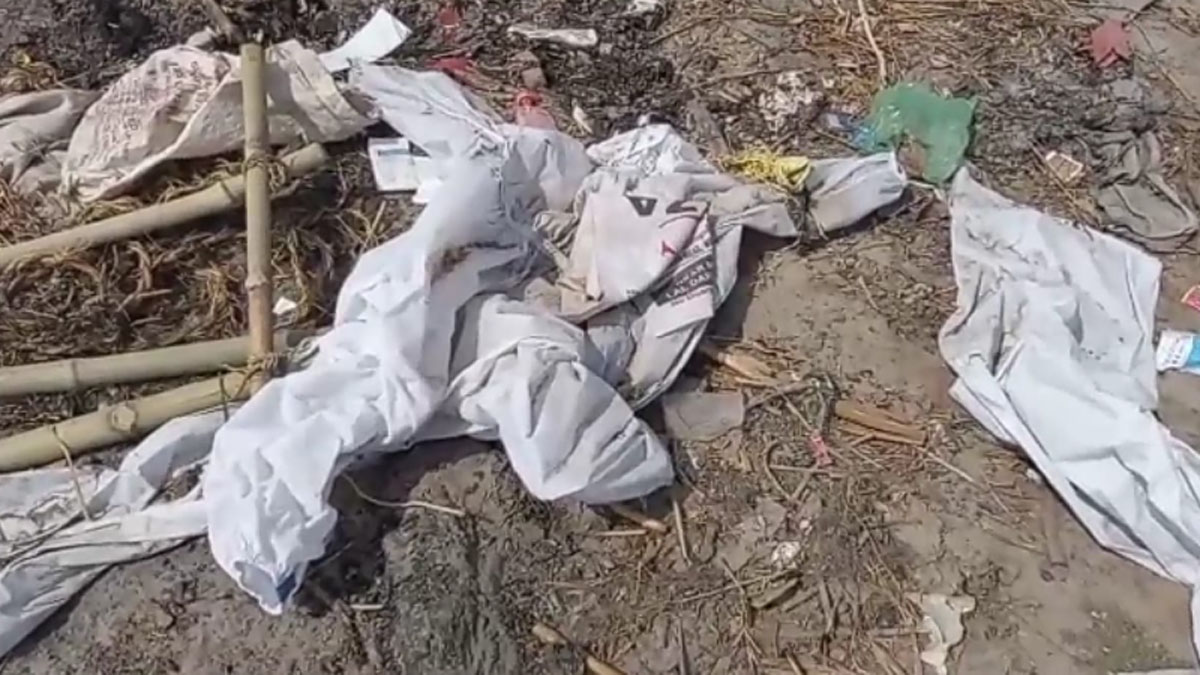 घाटों पर फैली गंदगी और पीपीई किट से बढ़ा संक्रमण फैलने का खतरा 