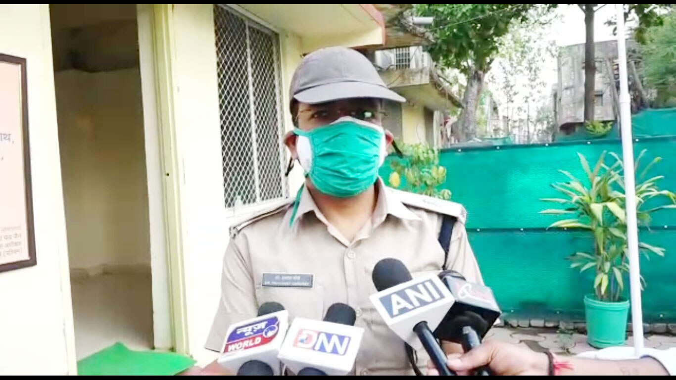 महिला एसएचओ ने युवक को डंडे से पीटा 