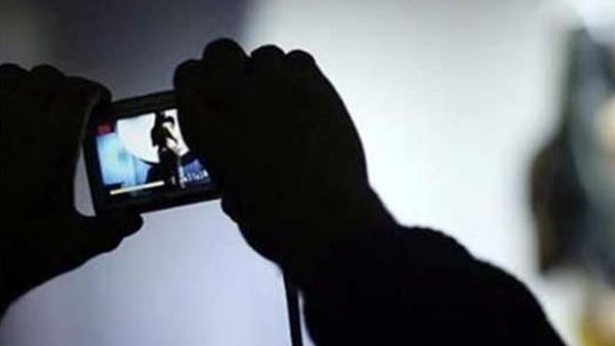 साइको कर्मचारी महिला कर्मचारियों को वाट्सएप ग्रुप पर भेजता था अश्लील फिल्में, कमिश्नर के ट्रांसफर की देता था धमकी 