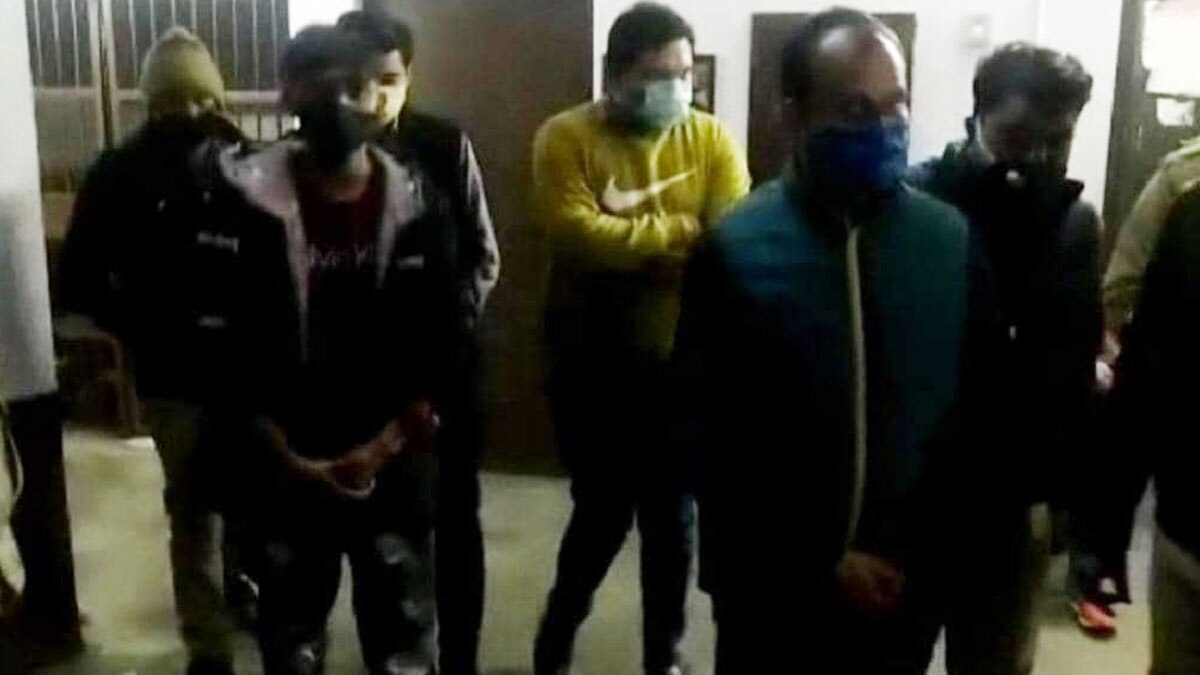 पुलिस ने कई स्पा संचालकों को गिरफ्तार किया 