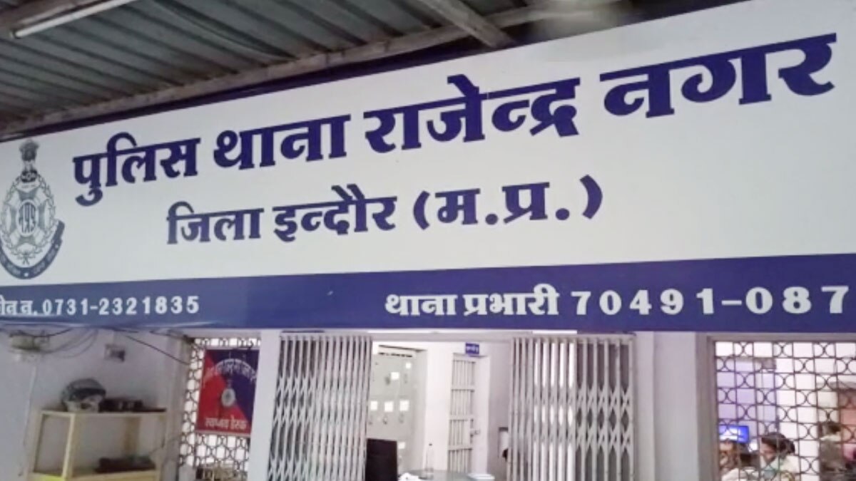 महिला एसएचओ ने युवक को डंडे से पीटा 