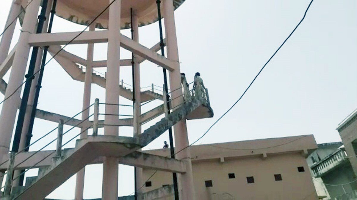 महिला बेटियों के साथ चढ़ गई पानी की टंकी पर