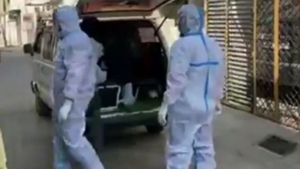 कोरोना से मौत के बाद घर पर एक दिन तक पड़ी रही बुजुर्ग की लाश 