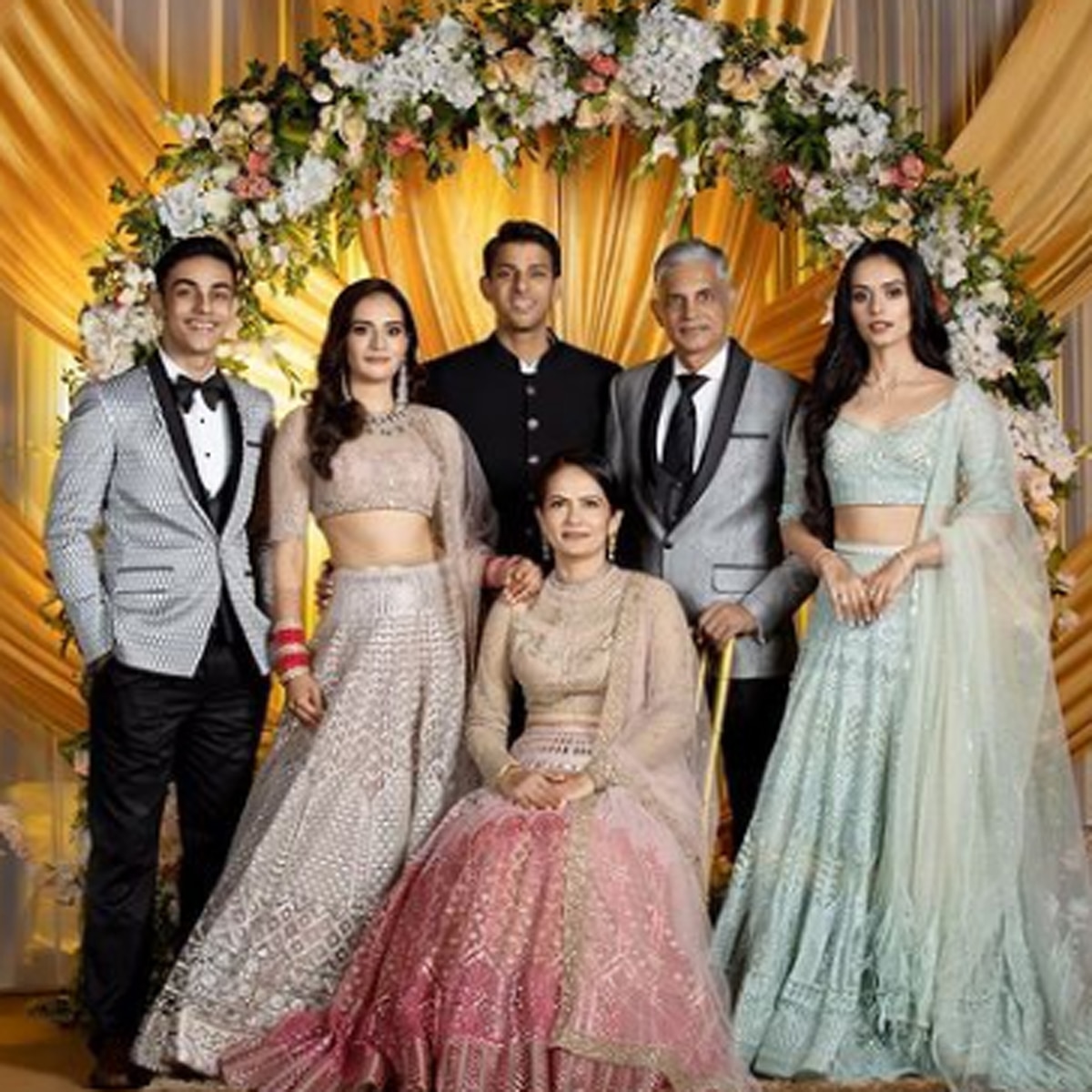 दिवांगना और मानुषी फैमिली के साथ