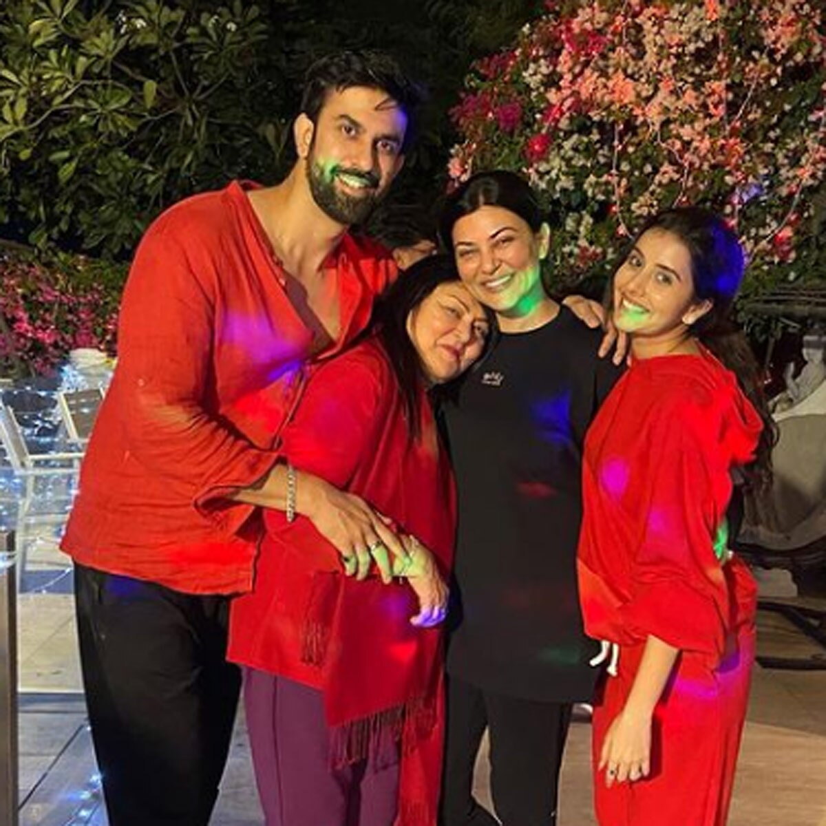 चारू असोपा फैमिली के साथ