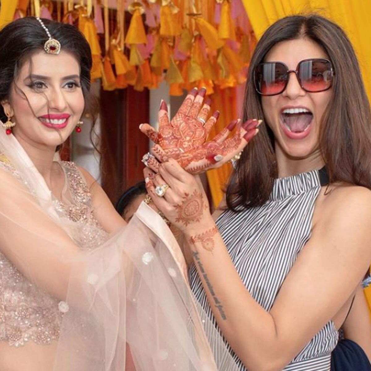 चारू असोपा-सुष्मिता 