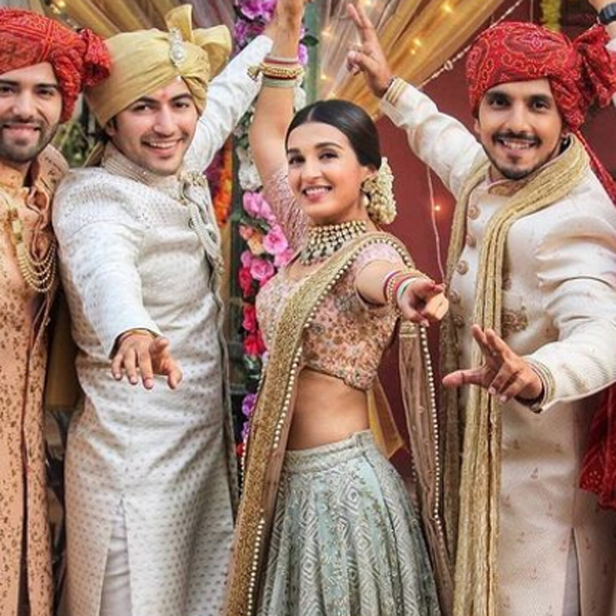 अक्षय खरोड‍िया पंड्या स्टोर सीर‍ियल कास्ट के साथ 