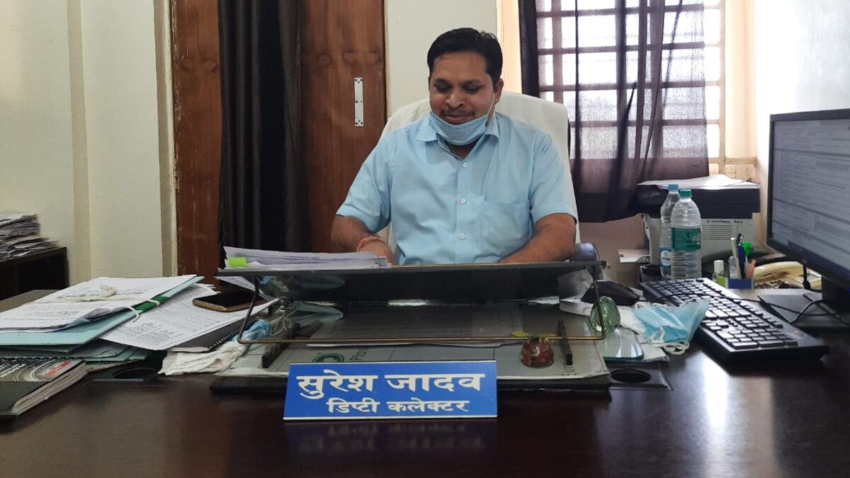 खुद को जिंदा साबित करने युवक काट रहा दफ्तरों के चक्कर, सरकारी कागजों में है मृत घोष‍ित 