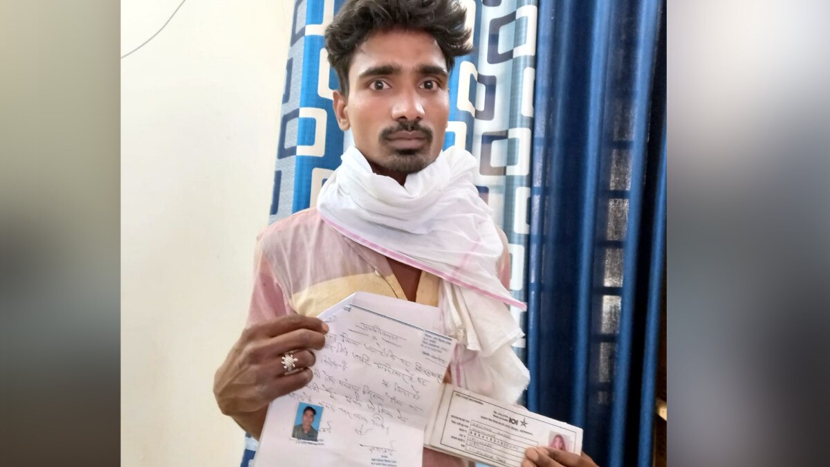 खुद को जिंदा साबित करने युवक काट रहा दफ्तरों के चक्कर, सरकारी कागजों में है मृत घोष‍ित 