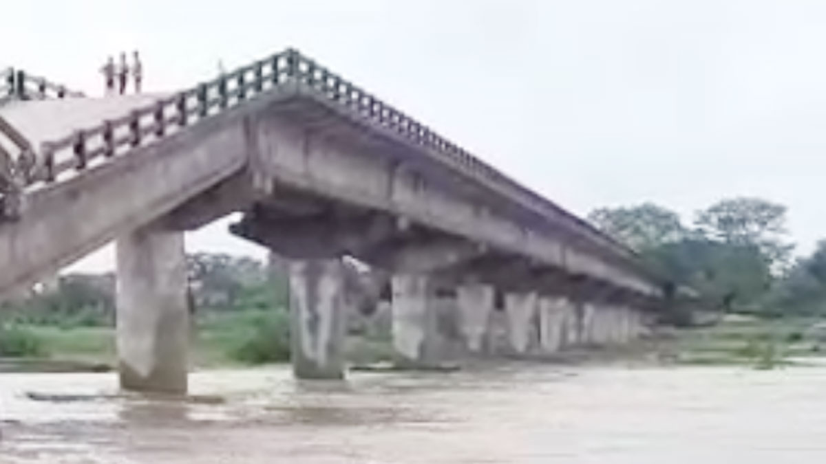  रांची के तमाड़ में पुल टूट गया 