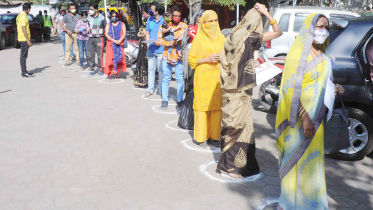 वैक्सीन न लगवाने पर कहीं शराब तो कहीं सैलरी पर रोक 