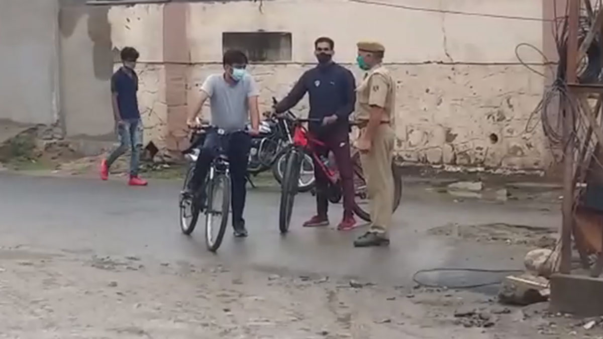 लॉकडाउन में साइकिल पर घूम रहे DM को महिला कांस्टेबल ने रोका 