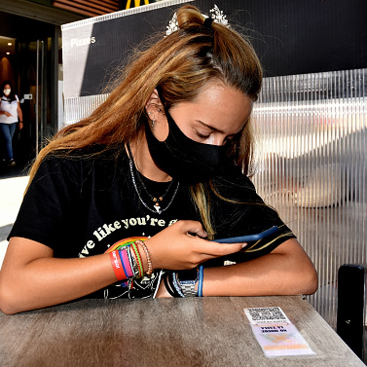 restaurant fines ppl with mask