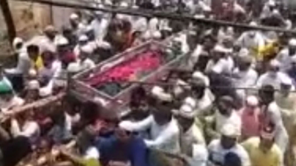 मुस्लिम धर्मगुरु के जनाजे में जनसैलाब उमड़ पड़ा