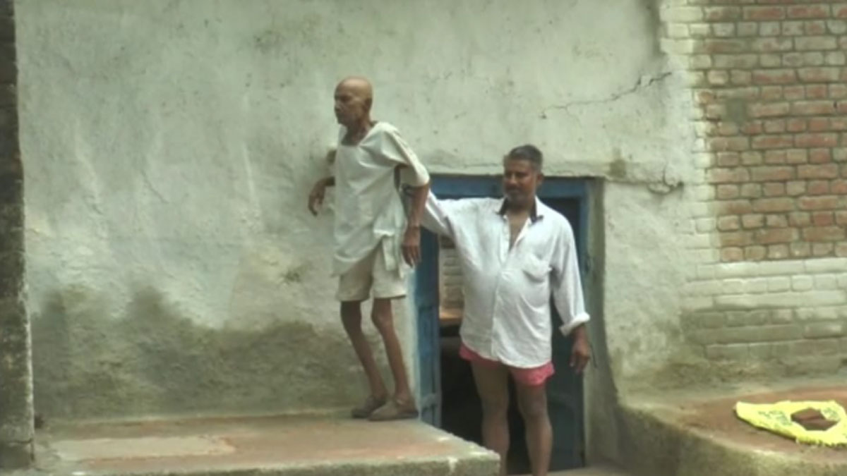 गांव में हो रही मौतों से दहशत में लोग 