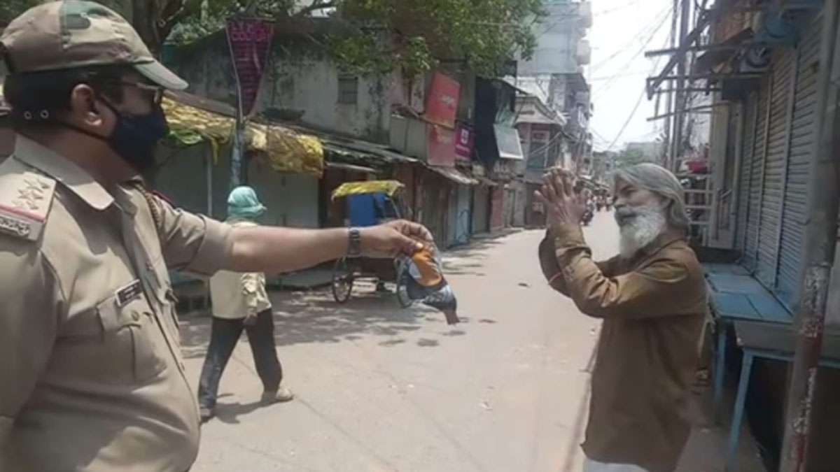 बिना मास्क लगाए कोरोना गाइडलाइन की धज्जियां उड़ाता शख्स