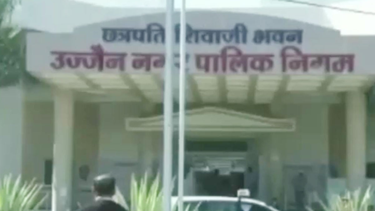 वैक्सीन न लगवाने पर कहीं शराब तो कहीं सैलरी पर रोक 