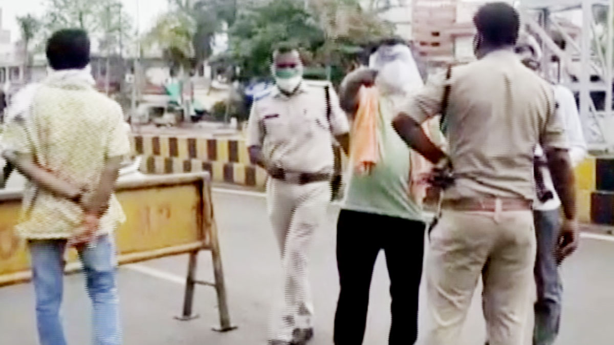 चालान काटने पर बीजेपी कार्यकर्ताओं ने पुलिस से की बदसलूकी