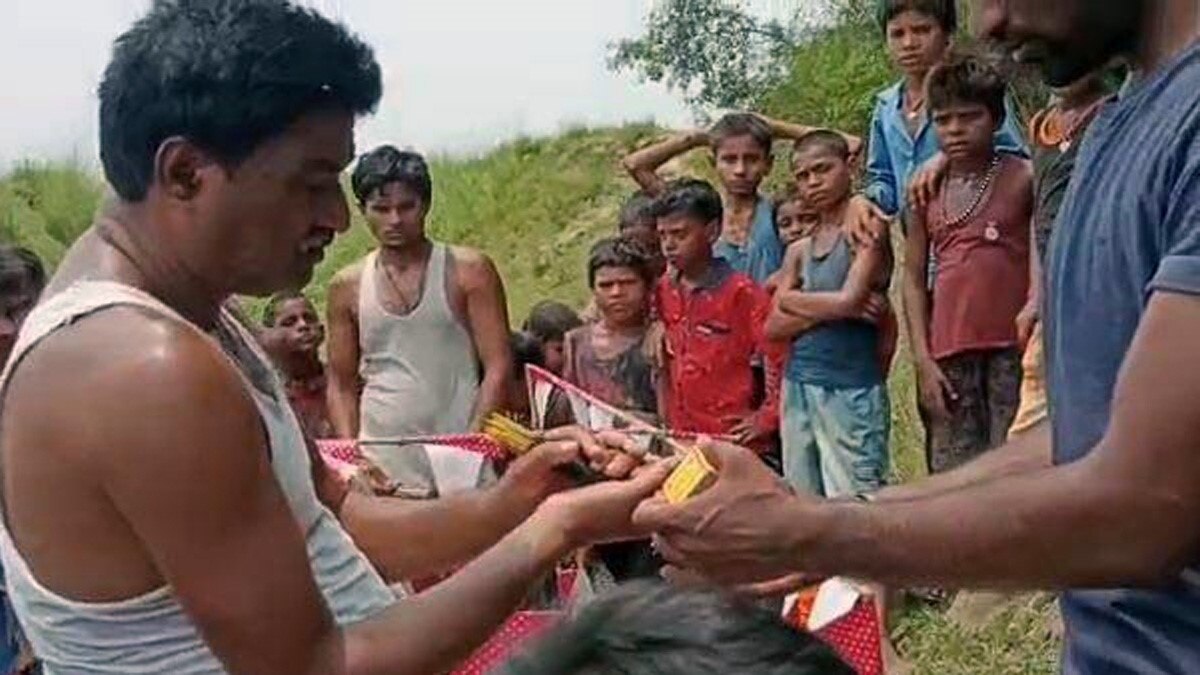 बैंड बाजे के साथ किया पालतू कुत्ते का अंतिम संस्कार