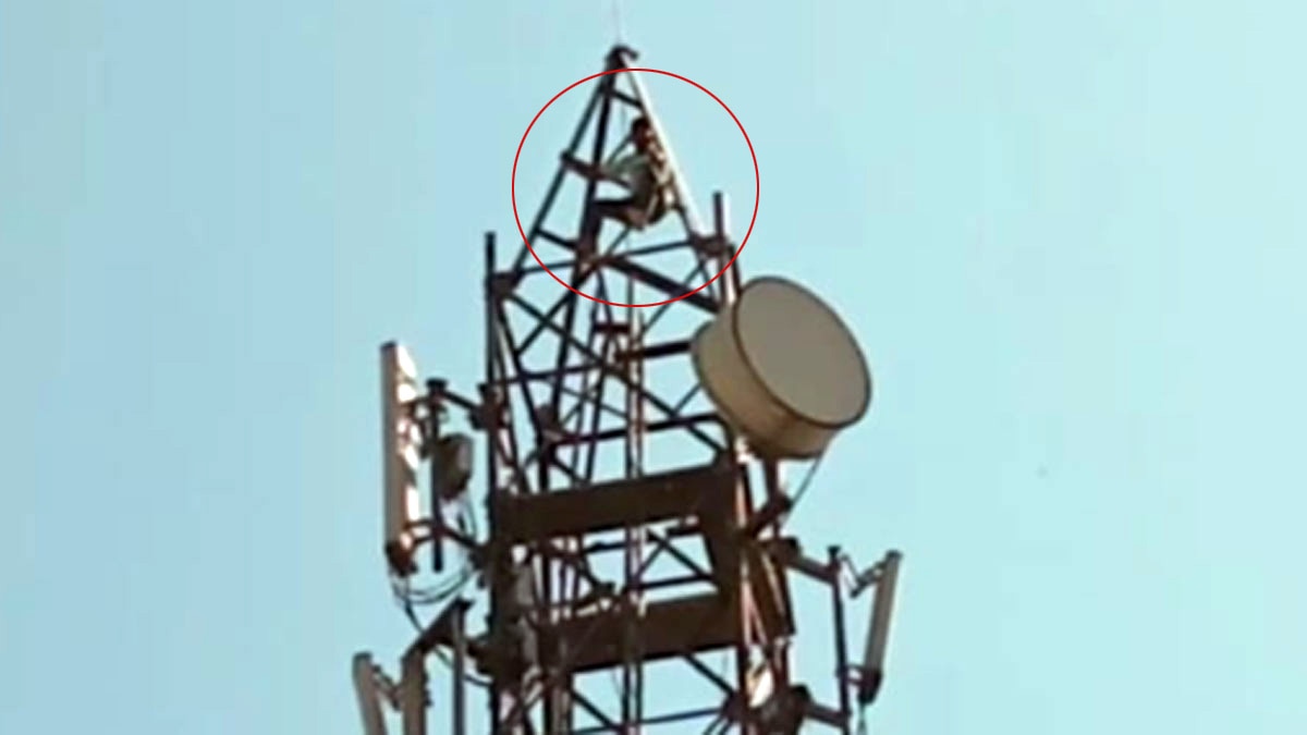 नाराज पत्नी को मनाने के लिए शख्स टावर पर चढ़ा