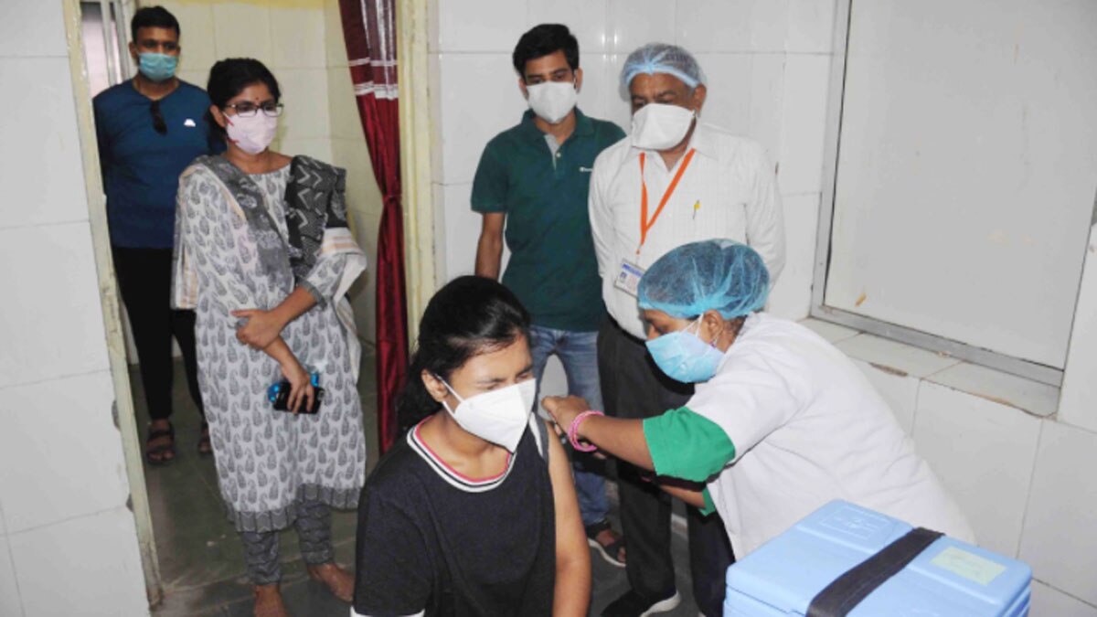 वैक्सीन न लगवाने पर कहीं शराब तो कहीं सैलरी पर रोक