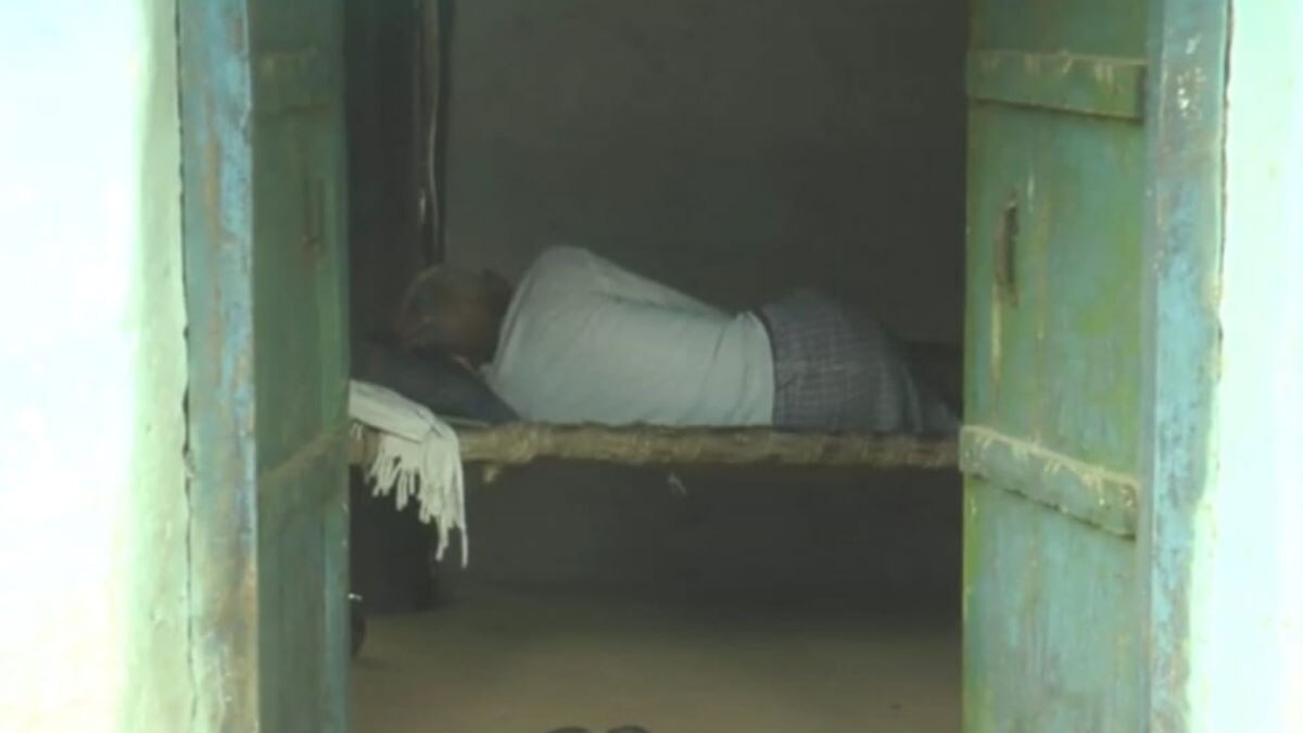 गांव में हो रही मौतों से दहशत में लोग 