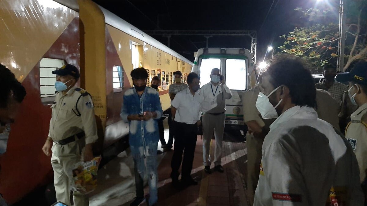 चलती ट्रेन में लड़की का गला रेतकर हत्या 