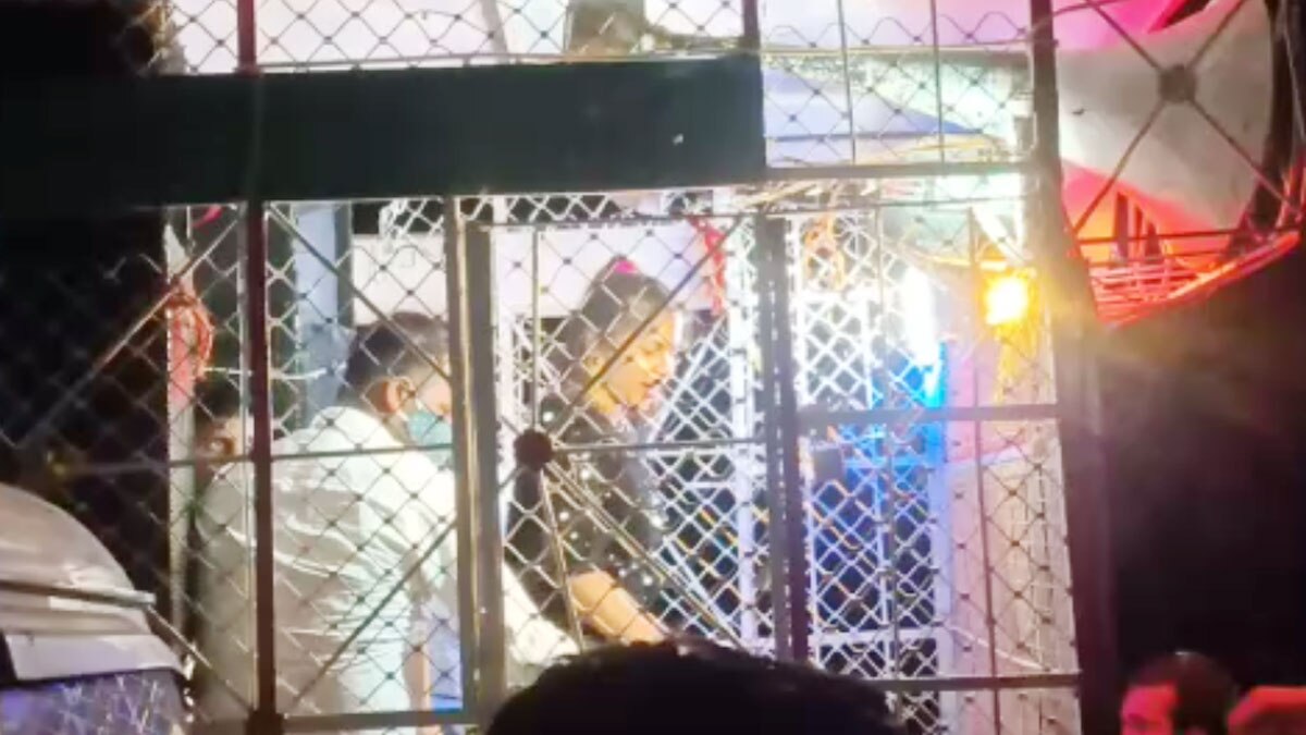 पिंजरे के अंदर बंद कर बार बालाओं से डांस कराया 