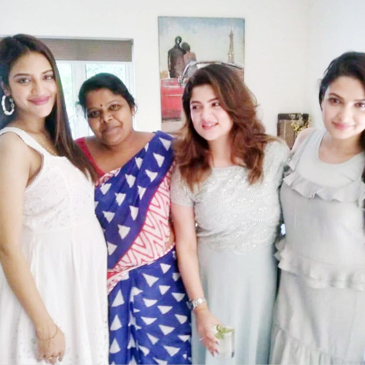 बेबी बंप फ्लॉन्ट करतीं नुसरत जहां 