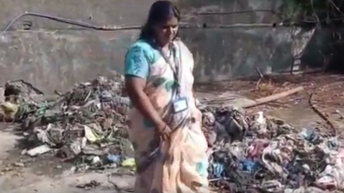  सफाई के काम का निरीक्षण करने मैनहोल में उतरी महिला ऑफिसर 