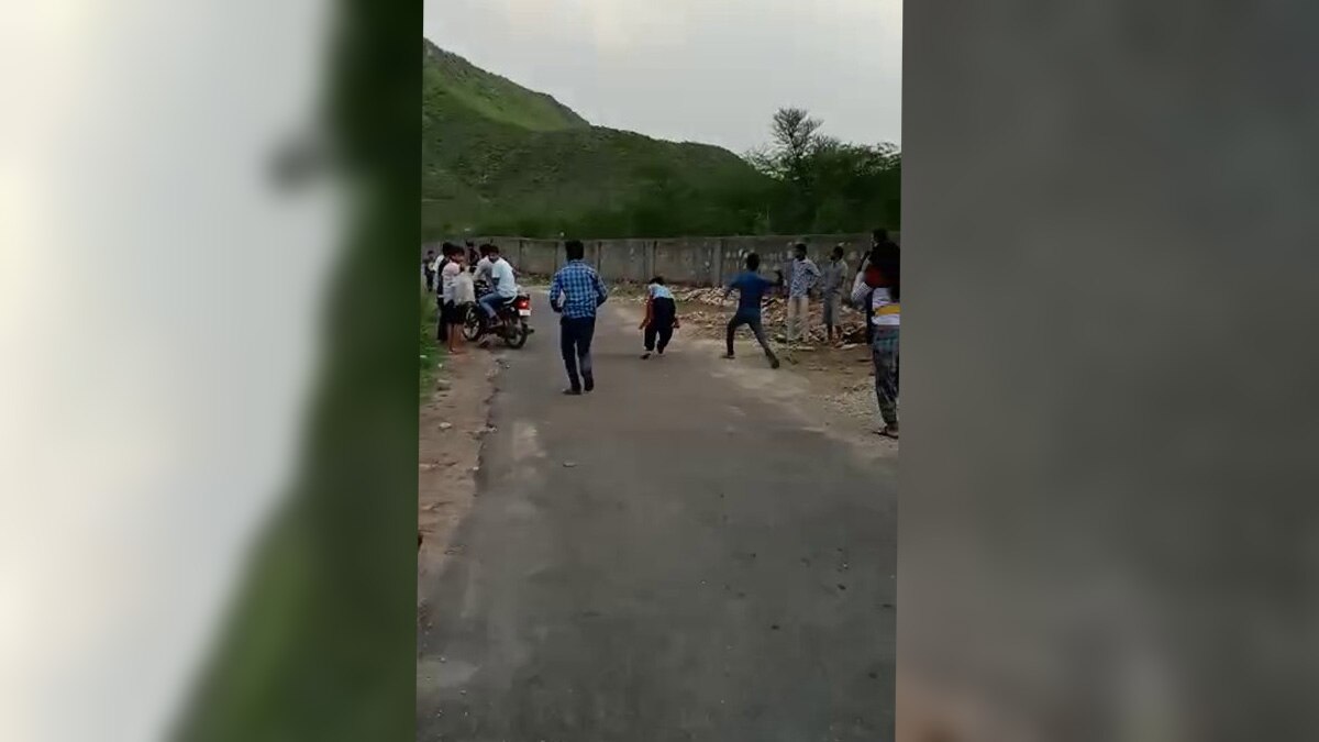 छेड़छाड़ करने पर लड़कियों ने की मनचलों की पिटाई 