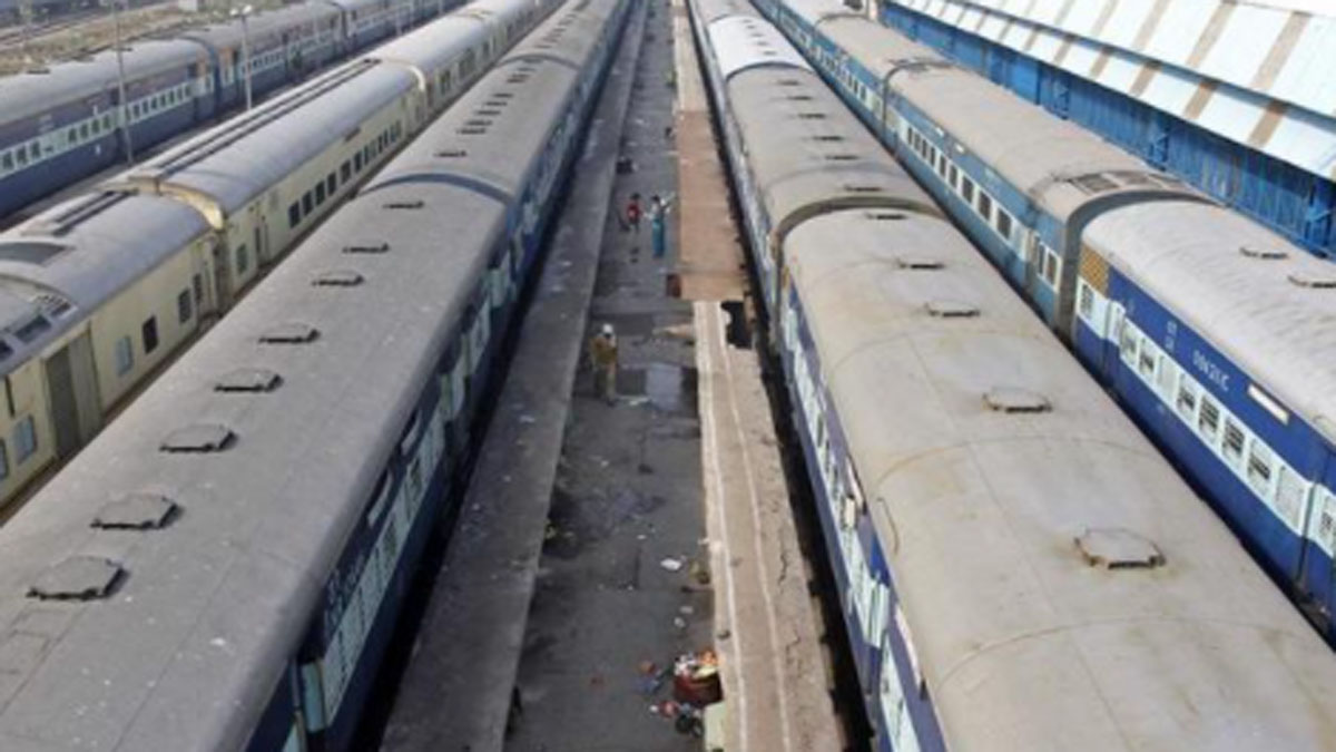 चलती ट्रेन में लड़की का गला रेतकर हत्या 