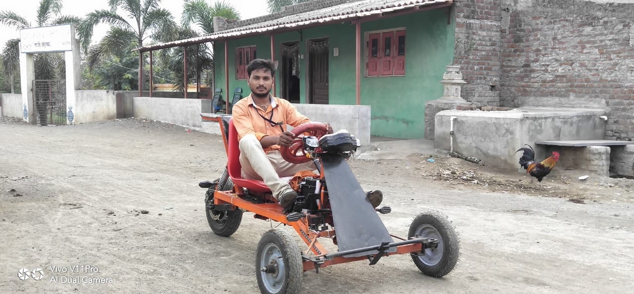 आदिवासी युवक ने बनाई बैट्री से चलने वाली कार 